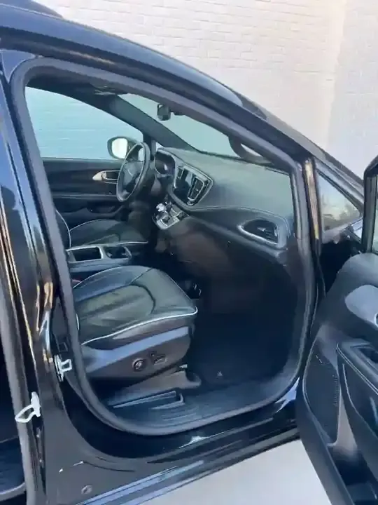 Minivan interior after detailing, Advanced Mobile Detailing mobile detailing near Louisville